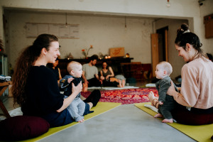 Baby yoga: Evenwichtsgevoel Baby yoga: Evenwichtsgevoel